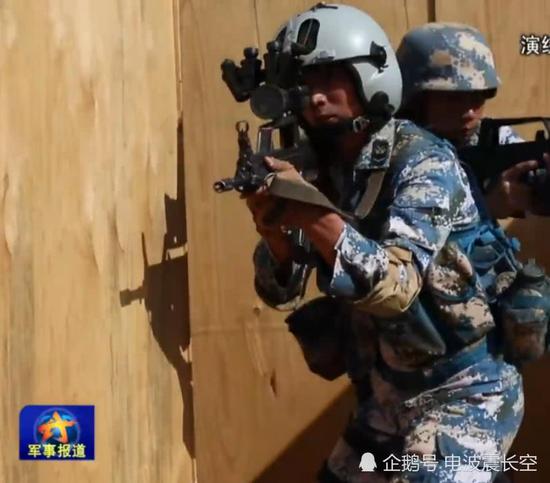 我军四目夜视仪亮相体积不输美军同款但头盔很尴尬 手机新浪网 我军四目夜视仪亮相体积不输美军同款但头盔很尴尬 手机新浪网