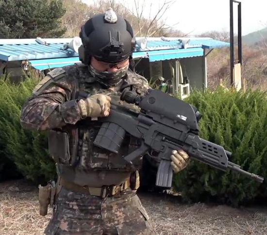 图为试用k11榴弹步枪的韩国陆军士兵.