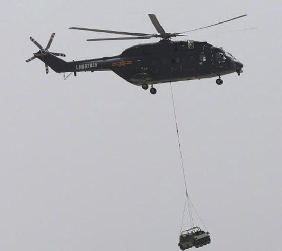 我军小山猫可装进直8g运输将形成地面机动能力