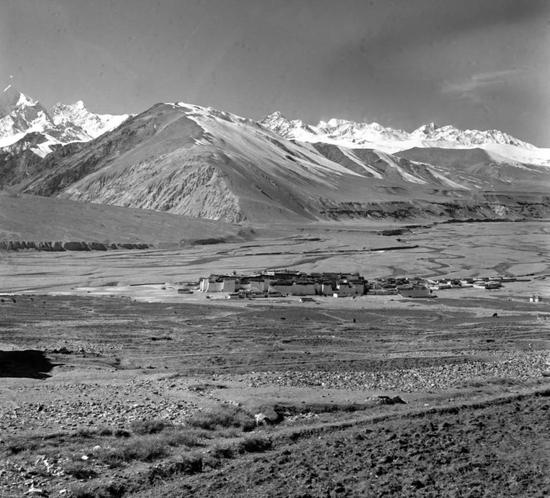 喜马拉雅山和喀喇昆仑山环抱的西藏阿里高原。图|新华社