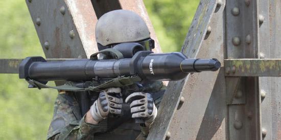 "铁拳3"反坦克火箭筒.