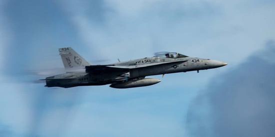 2018年8月,美国海军VFA-34的F/A-18C在力量演示中打破音障飞行。