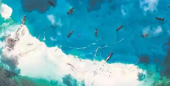 ▲中国挖泥船队在南沙群岛美济礁进行挖泥作业