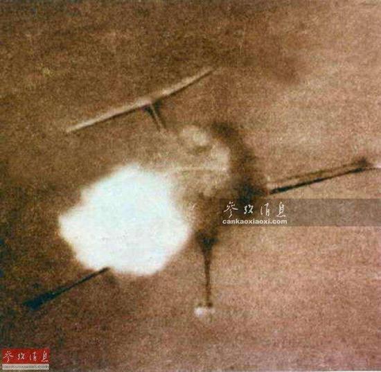 图片：战斗英雄高翔超近距离击落入侵的美军F-104
