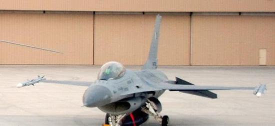 1架经过MLU升级后的F-16AM，注意座舱前敌我识别器天线