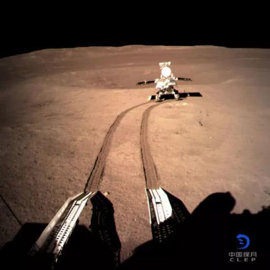着陆器地形地貌相机拍摄的玉兔二号在A点影像图。新华社发（国家航天局供图）