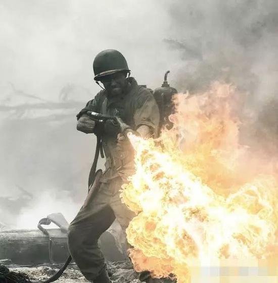 但是在各种影视剧中,喷火兵喷火时候威风凛凛,但是一旦背后的燃料罐被