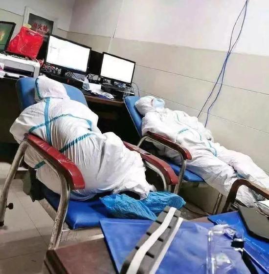 这十个疫情前线的“最美瞬间” 让人肃然起敬