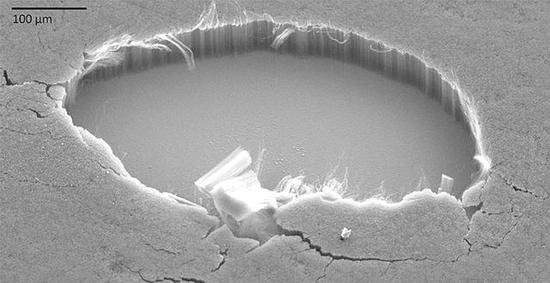 图为美国曾研制的碳纳米管隐身涂层，在电子显微镜下100微米时的图像