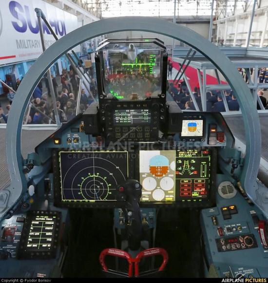 液晶多功能显示器(除此之外后座舱还增加了一个大尺寸战术态势显示器)