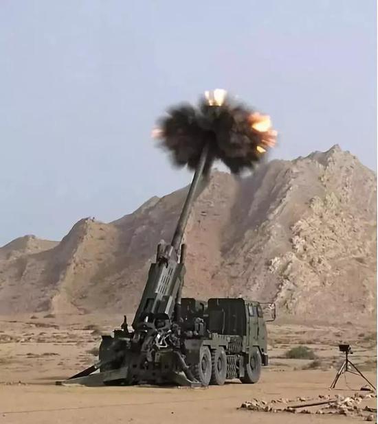 ▲新型外贸155毫米车载榴弹炮开火瞬间