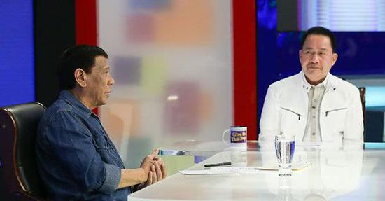 杜特尔特17日参加电视访谈 图自菲律宾问询者报