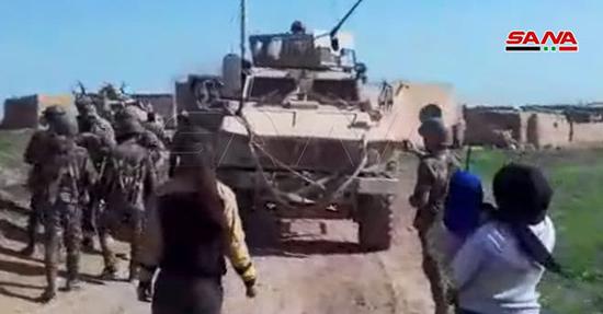 美军车队要强行进入叙村庄 被民众用石块赶走