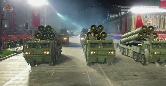 朝鲜阅兵展示大批新装备 "大杀器"首次亮相引关注