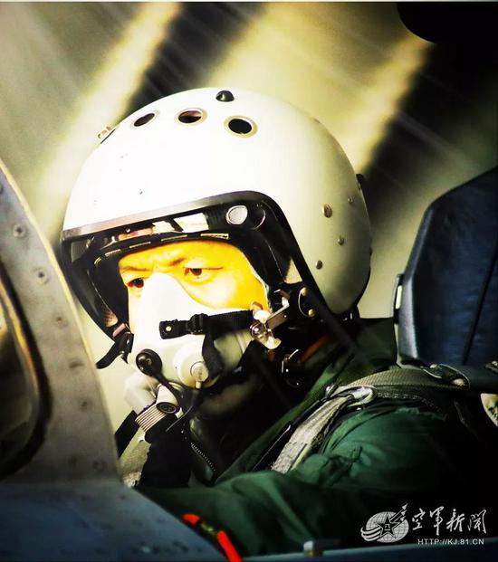 我军歼16飞行员将对手逼至释放干扰弹 为何还不