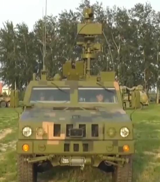 ▲"4X4"轻型轮式侦察车,其可升降侦察桅杆此时已升首(图片来源:网络)