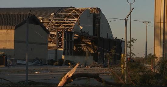被飓风袭击后的美国廷德尔空军基地，所有的机库都受损。