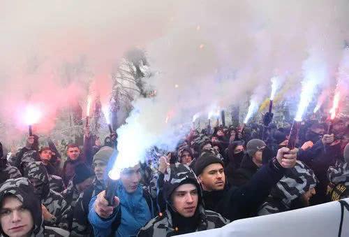 乌克兰极右翼团体11月26日在基辅举行集会，支持乌克兰海军。（法新社）
