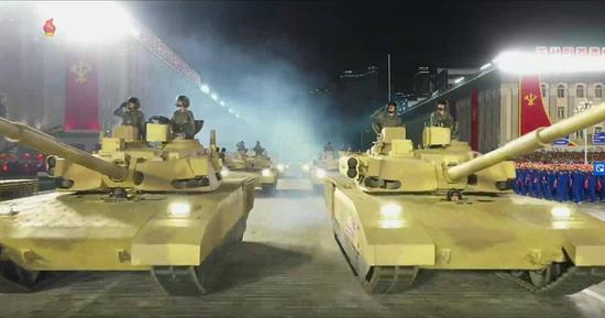 朝鲜阅兵展示大批新装备 "大杀器"首次亮相引关注