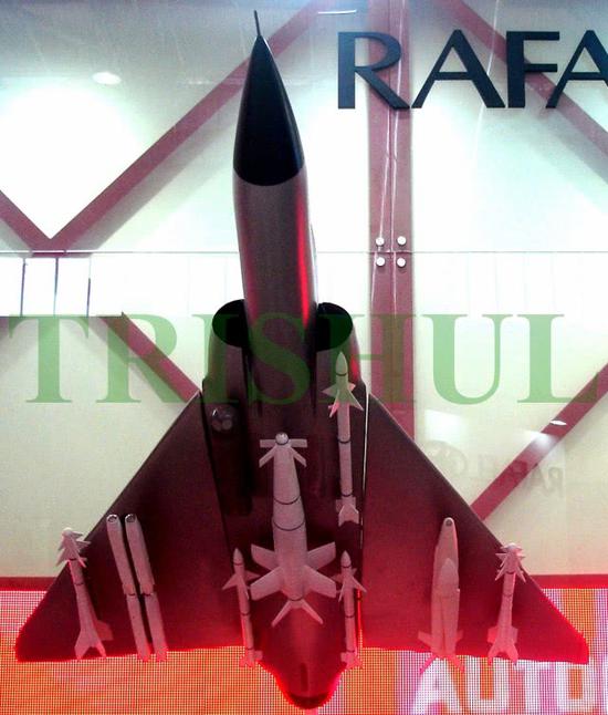 印度幻影2000战斗机可以挂载一发1000kg spice炸弹作为远程对地攻击武器