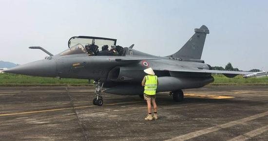 图为顺访越南的法国空军“阵风”战斗机。