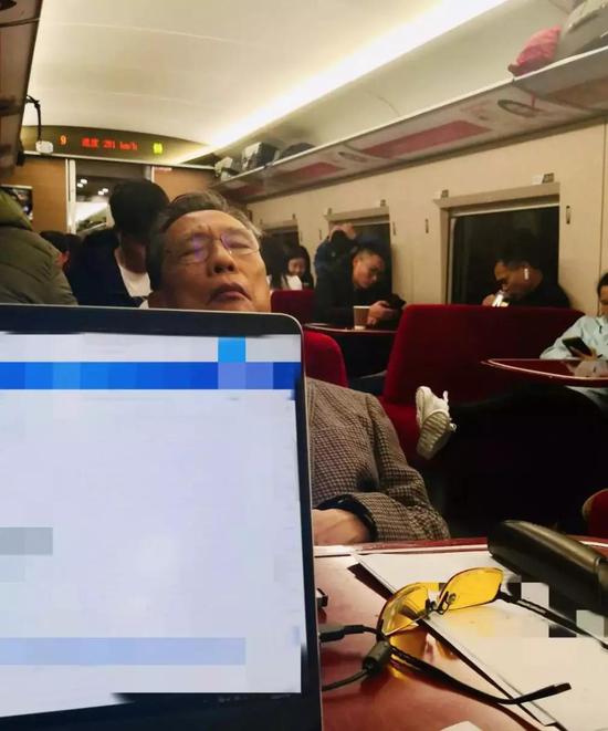 这十个疫情前线的“最美瞬间” 让人肃然起敬