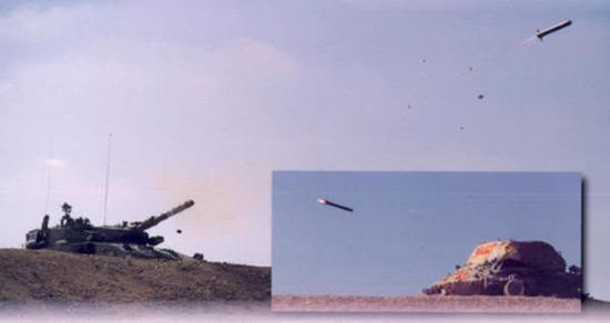 以色列“梅卡瓦”坦克试射“拉哈特”炮射导弹。