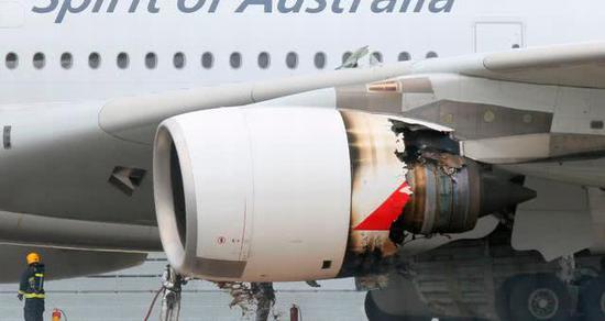 图为起飞后引擎发生爆炸的空客A380客机。