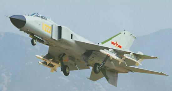 2009年国庆阅兵时，刚刚在歼-8F上完成了批产可靠性靶试验证的霹雳-12随之受阅