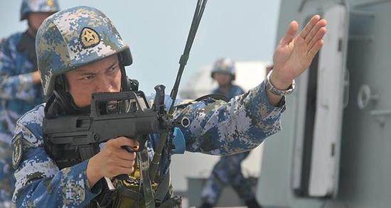 图为在亚丁湾护航中使用的95b-1短突击步枪.