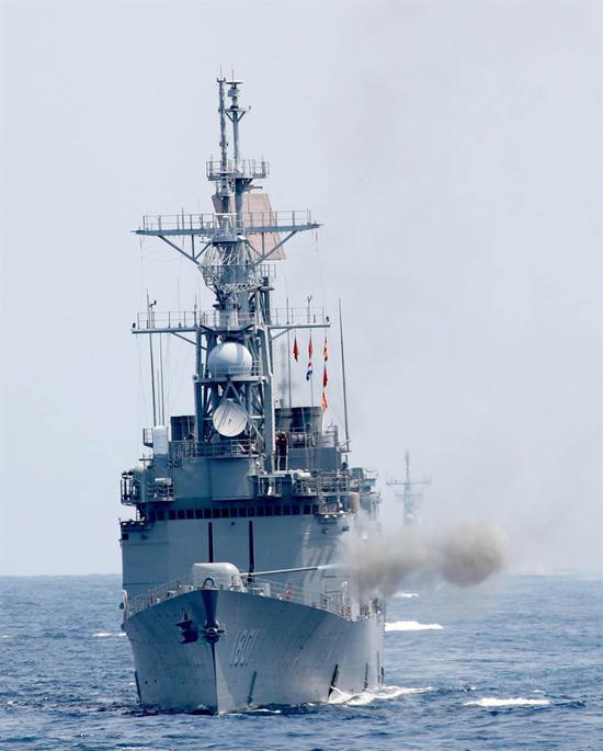 台海军基隆舰进行127毫米舰炮射击