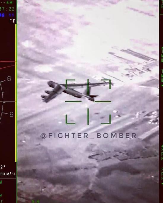 △B-52被苏-35S“瞄准”的照片