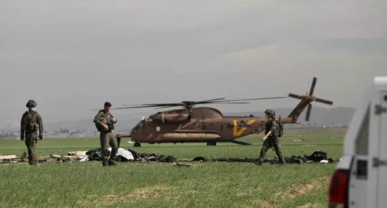 以色列空军坠机两名飞行员身亡 现场燃起熊熊大