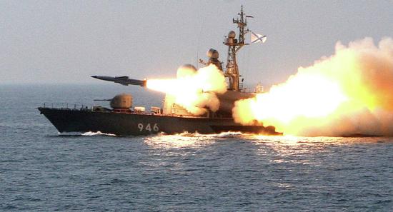 资料图：俄罗斯军舰发射导弹