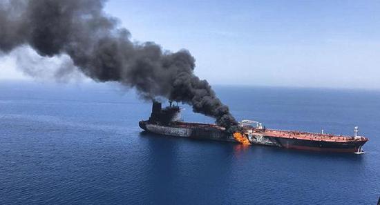 阿曼湾“受攻击”油轮的航拍画面