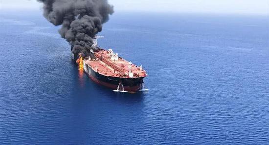 阿曼湾“受攻击”油轮的航拍画面