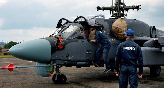 俄造出首批舰载版卡52直升机配折叠式桨叶塔座