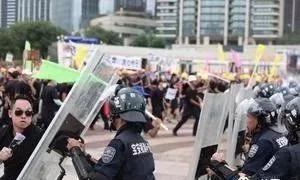 而公安干警們則對“示威者”施放催淚彈,同時出動警犬協助驅散。