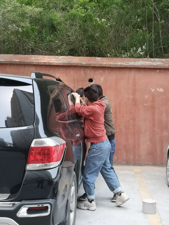 男童头被卡车窗众人破窗救人 救援者:很遗憾没能