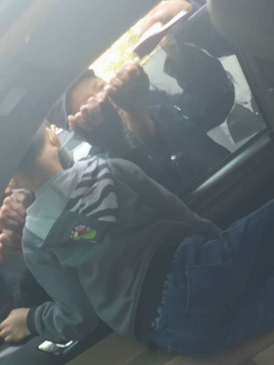 男童头被卡车窗众人破窗救人 救援者:很遗憾没能