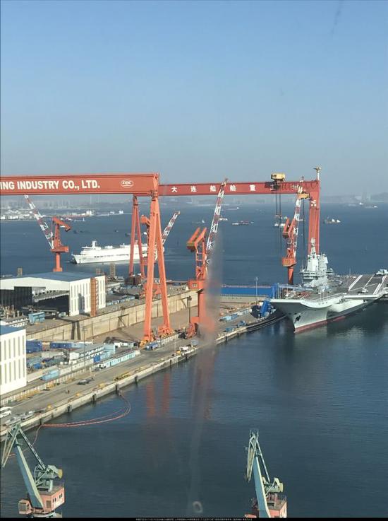 国产航母舰体疑似重新刷漆 甲板仍摆放活动板房