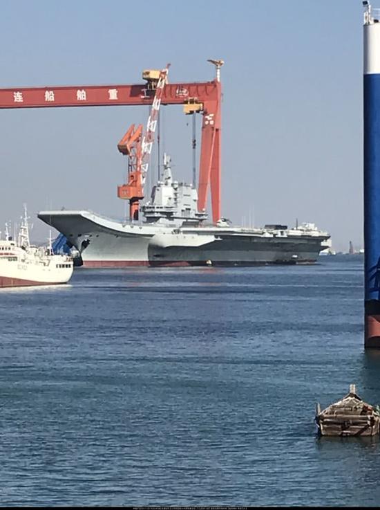 国产航母舰体疑似重新刷漆 甲板仍摆放活动板房