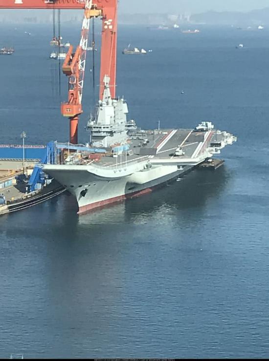 国产航母舰体疑似重新刷漆 甲板仍摆放活动板房