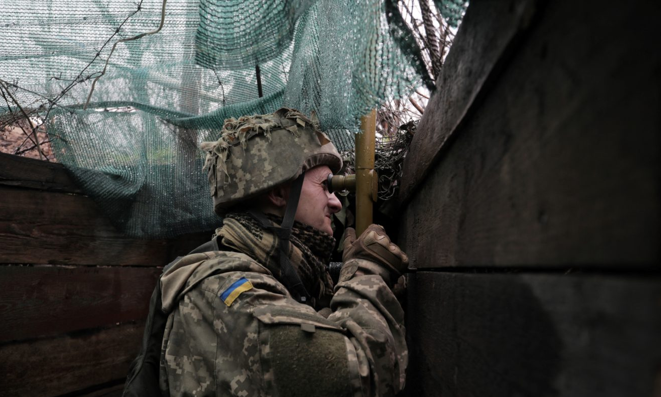 乌克兰士兵在阵地中进行侦察