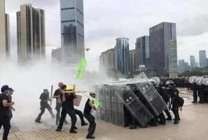 一眾公安則處變不驚,馬上用滅火筒撲熄。