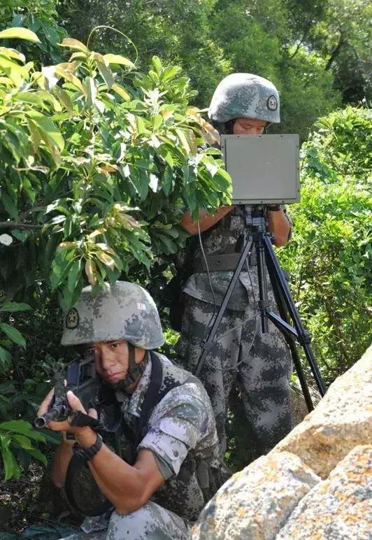 ▲单兵战场监视雷达的装备让侦察兵在侦查时