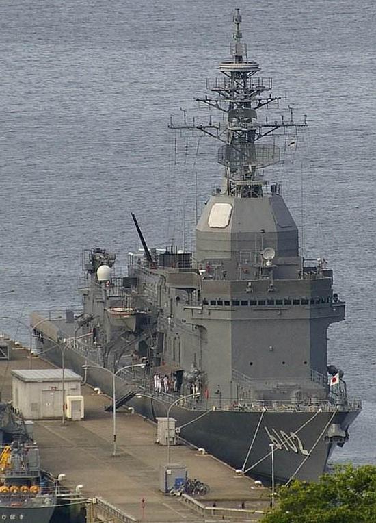 然而其最大的特征是那超长的飞剪形舰艏,原来是因为其拥有一个超大的