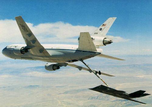 美军KC-10为隐形飞机加油
