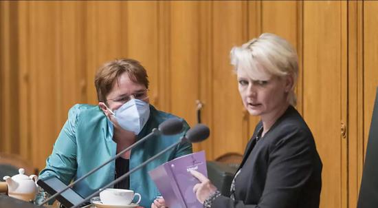 “不摘掉就出去！” 瑞士议员因戴口罩竟被逐出