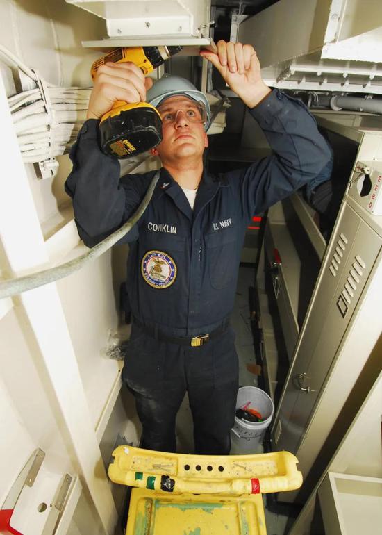 上百名水兵感染后 这位美航母舰长为何公开建议